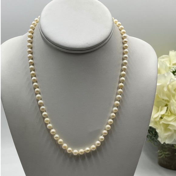 The Unbranded Brand Jewelry - Vintage Cultured Akoya Pearl
Necklace‎ 18" Length 14K
Filigree Clasp 5mm Knotted
